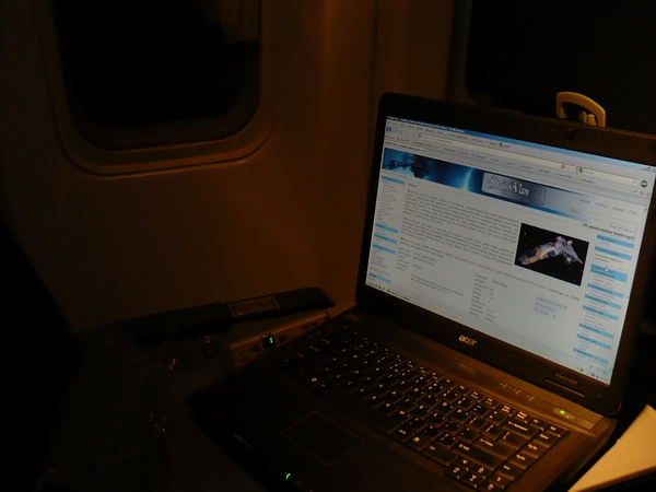 Notebook ze Sluis Van na stoliku w samolocie.
